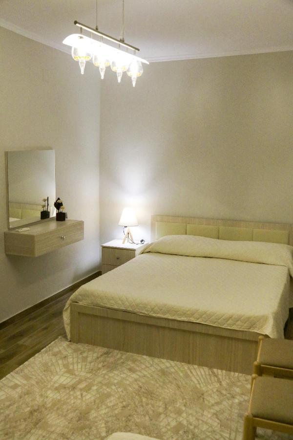 New Bazaar Arben'S Apartment Tiranë Eksteriør bilde